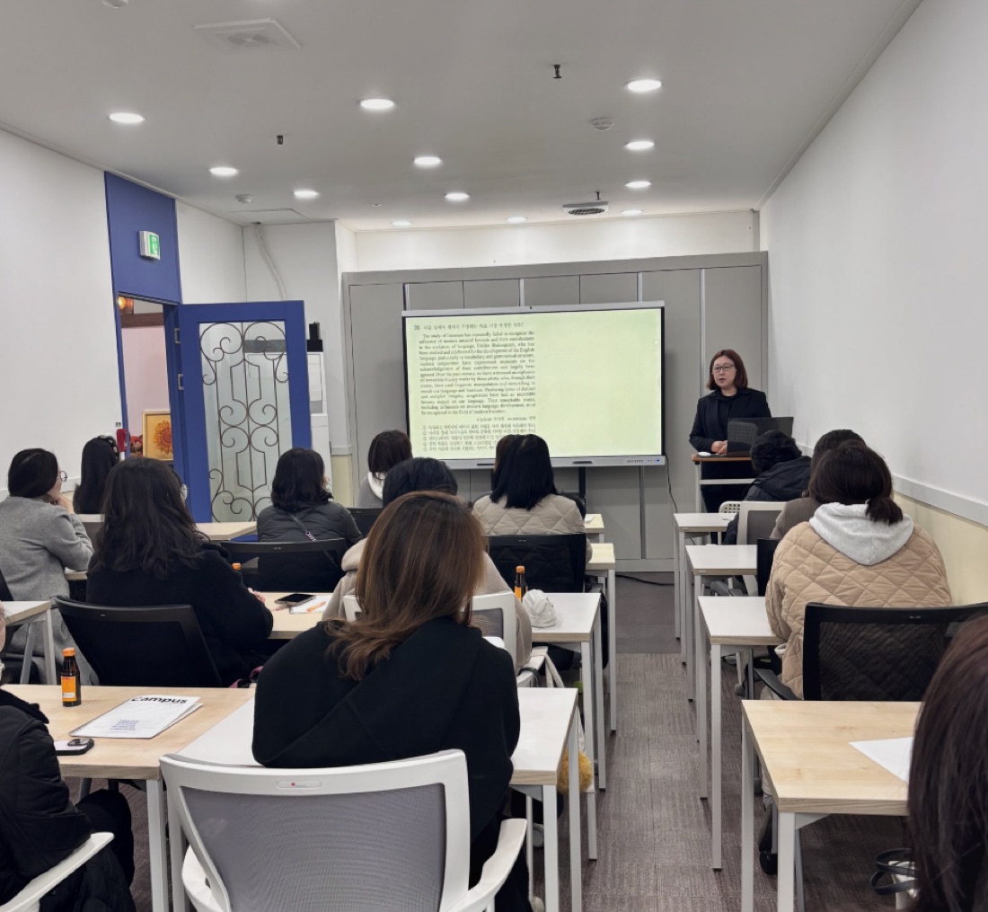 LAB 학습실에서 노하우를 나누는 모습